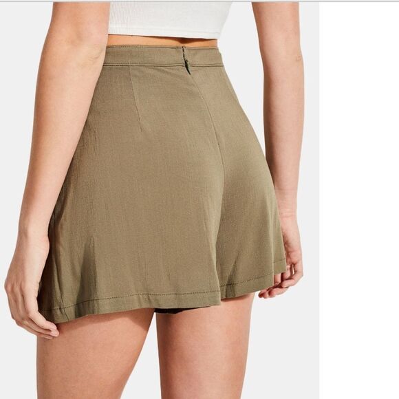 Pleaded Olive shorts - Picture 2 of 11
